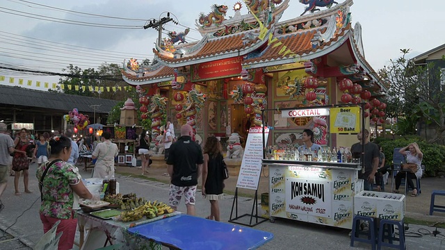 中国寺庙前的夜市视频素材