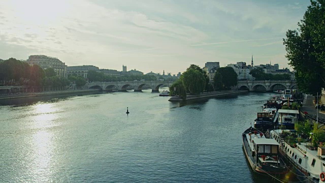 跟踪拍摄的Île de la Cité从Pont des Arts视频素材