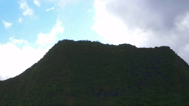 在夏威夷毛伊岛，飞行进入迷雾山脉的航拍镜头视频素材