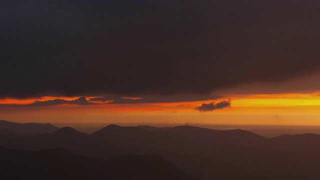 T/L炽热的日落时间在巴伐利亚阿尔卑斯山从山顶上看到在一个暴风雨和雨天视频素材