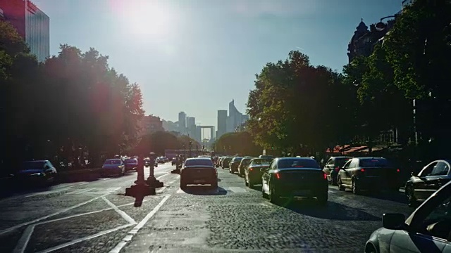 跟踪拍摄Grande-Armée大街，望着Défense区天际线视频素材