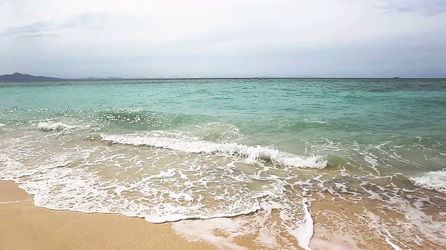 海滩上的波浪。视频素材