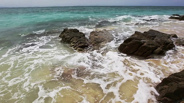 海滩上的波浪。视频素材