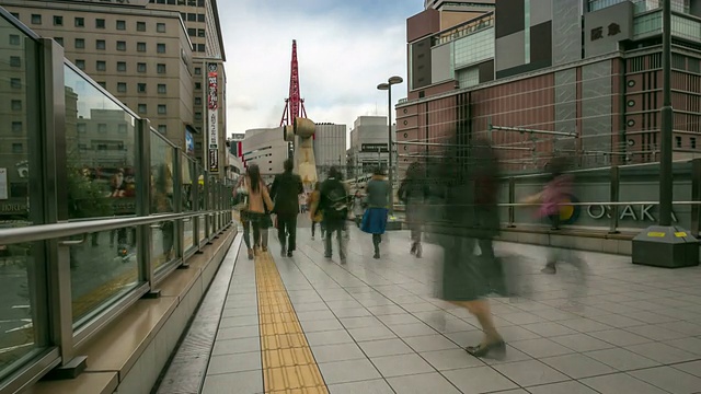 高清时间推移:大阪市中心梅田火车站的行人视频素材