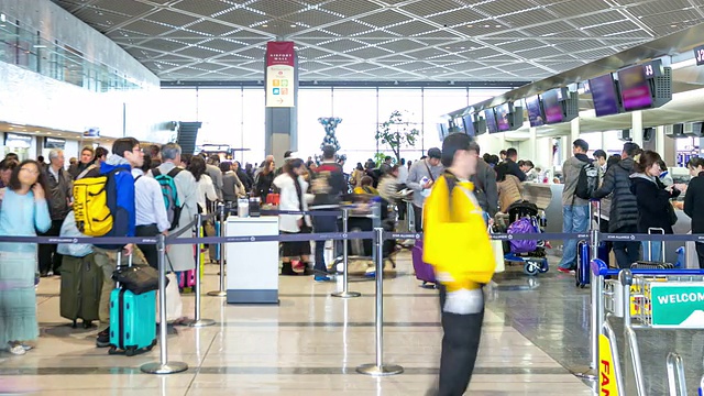 高清延时:旅客在机场办理登机手续的柜台大厅视频素材