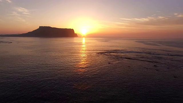 济州岛城山一chilbong(联合国教科文组织世界遗产)周围的日出景色视频素材