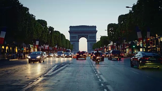 跟踪拍摄的Champs-Elysées大街，法国国旗装饰，看着凯旋门，在黄昏视频素材