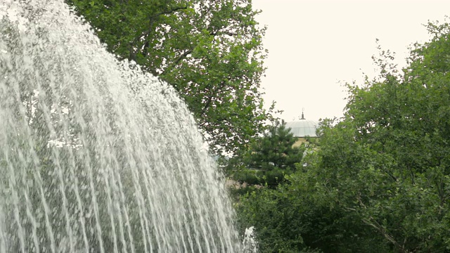 背景是喷泉和清真寺的屋顶视频素材