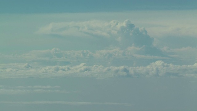 雷暴- 35,000英尺高空的积雨云视频素材