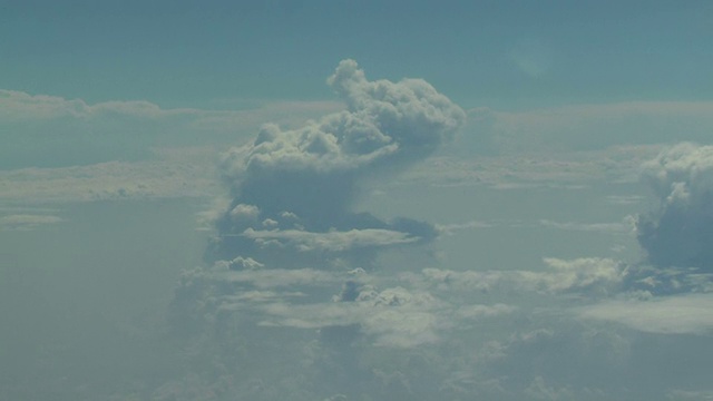 雷暴- 35,000英尺高空的积雨云视频素材