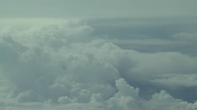 雷暴- 35,000英尺高空的积雨云视频素材