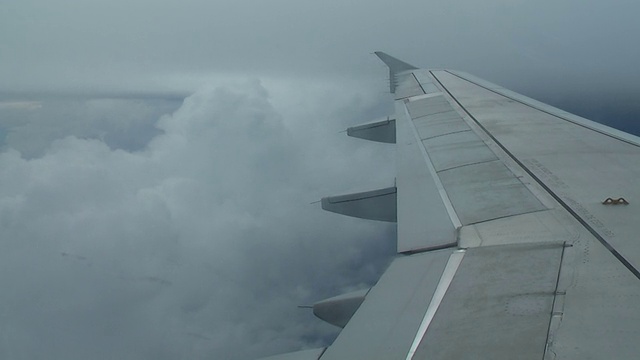 雷暴- 35,000英尺高空的积雨云视频素材