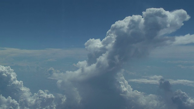 雷暴- 35,000英尺高空的积雨云视频素材