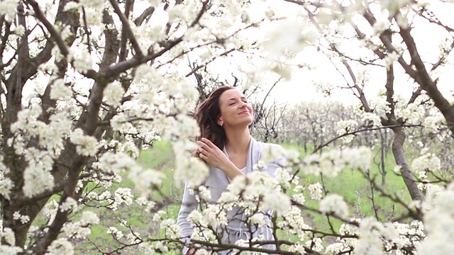 年轻女子与樱桃花视频素材