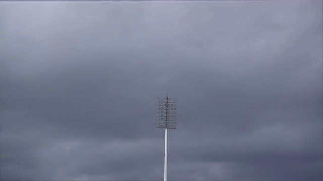 体育场光在暴风雨云视频素材