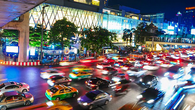 夜间城市景观全景。间隔拍摄视频素材