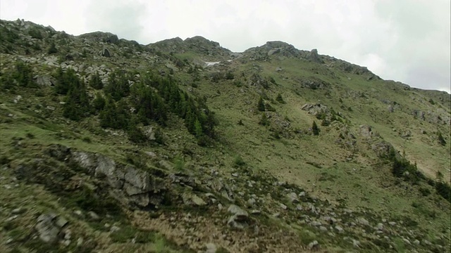 飞过一座山峰视频素材