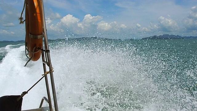 海浪在蓝色的海面上，快艇后面的水视频素材