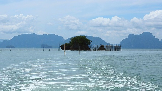 海浪在蓝色的海面上，快艇后面的水视频素材