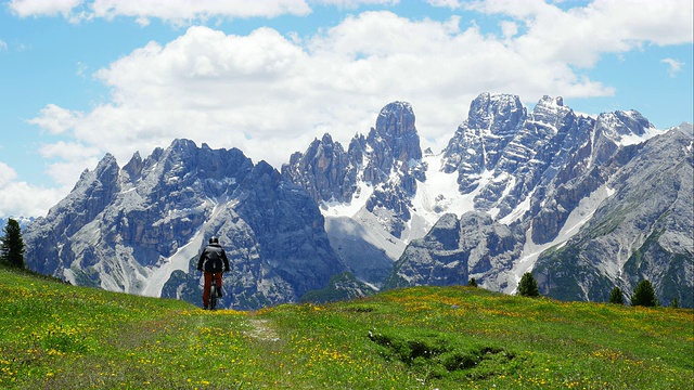 山地自行车骑在高山景观超高清视频素材