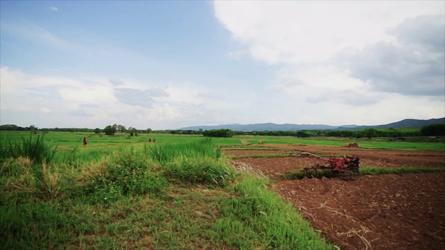 稻田用机械犁。视频素材