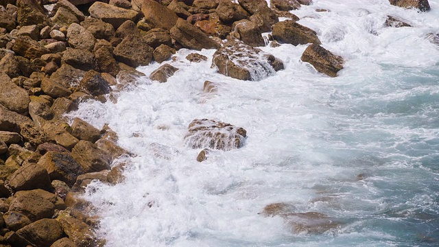 海浪冲击海岸视频素材