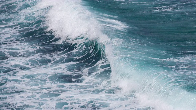 海浪拍打着海岸视频素材