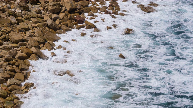 海浪冲击海岸视频素材