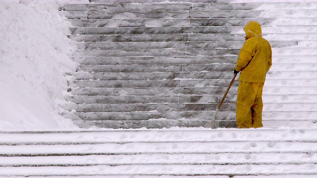 一名男子在中央公园铲雪视频素材