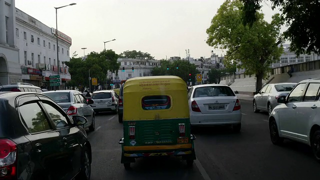 一辆车的司机在康诺特广场(Connaught Place)的车流中穿梭的超延时镜头。康诺特广场曾是英国殖民统治时期的总部所在地，沿路排列着遗产建筑视频素材