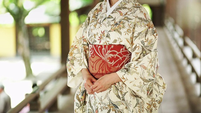 传统日本建筑中穿着和服的女孩视频素材