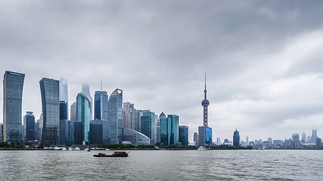 T/L WS PAN Shanghai Skyline on an Overcast Day /上海，中国视频素材