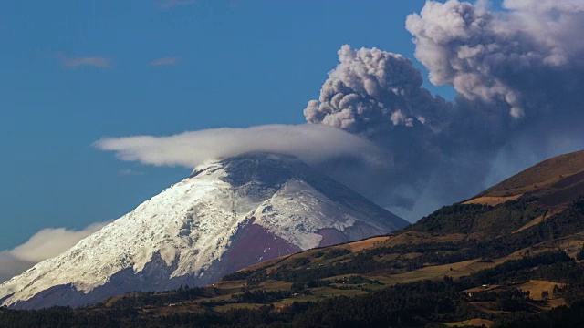 厄瓜多尔科托帕希火山于2015年8月22日喷发视频素材