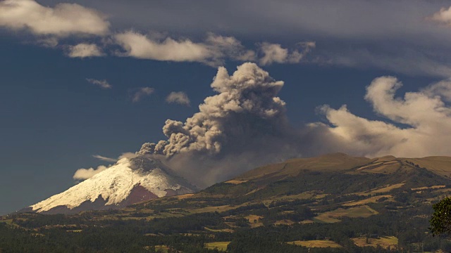 厄瓜多尔科托帕希火山于2015年8月22日喷发视频素材