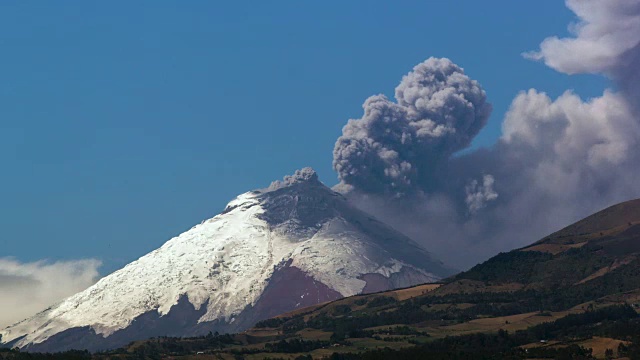 厄瓜多尔科托帕希火山于2015年8月22日喷发视频素材