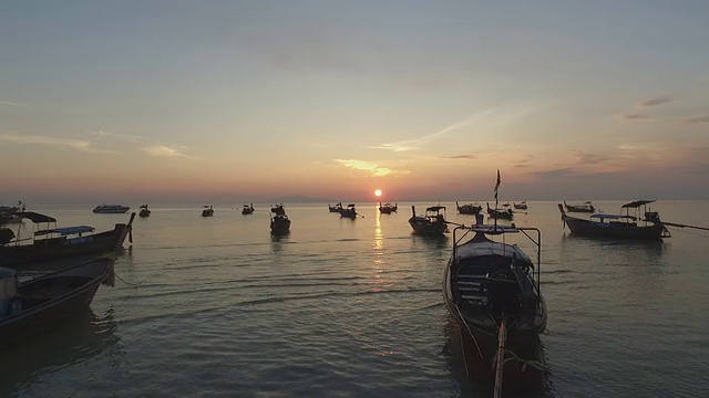 驾着船在海面上飞翔视频素材