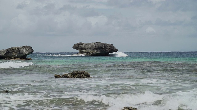 海岸与大岩石视频素材