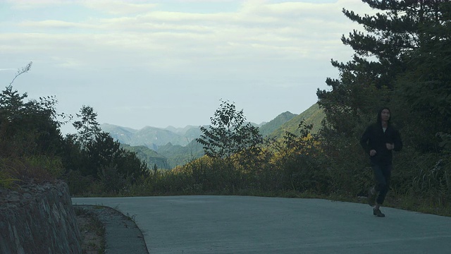 情侣在山里慢跑视频素材