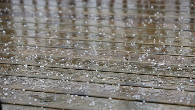 落在木板上的冰雹和雨水视频下载