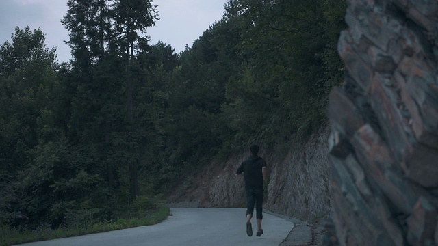 在路上奔跑的人视频素材