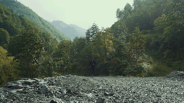 在山上奔跑的人视频素材