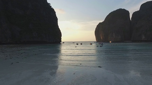 日落时人们在海湾里玩水视频素材