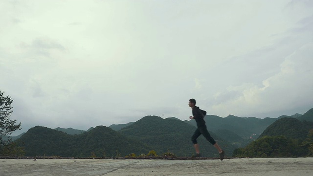 在路上奔跑的人视频素材