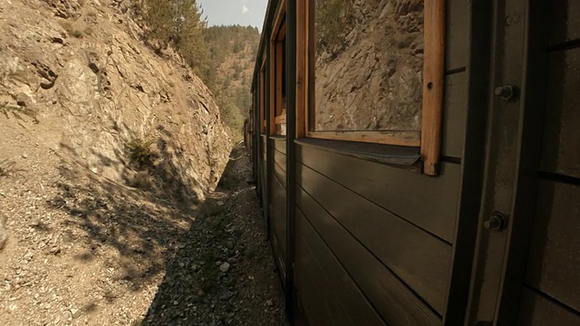 火车通过隧道和山区景观-窄轨铁路视频素材