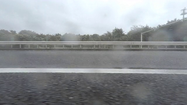 汽车驾驶在雨天-侧视图- 4K视频素材