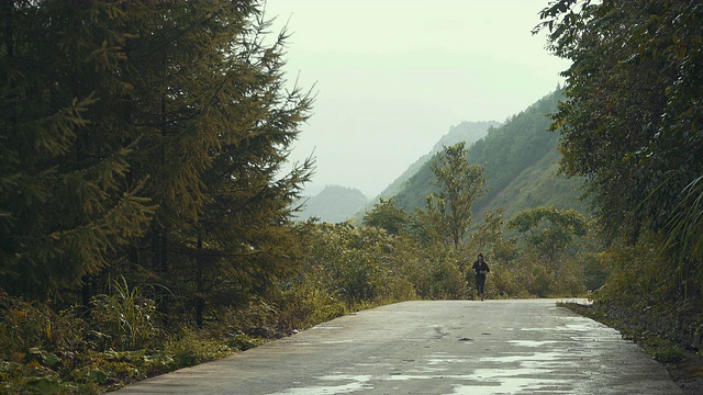 在山路上奔跑的人视频素材