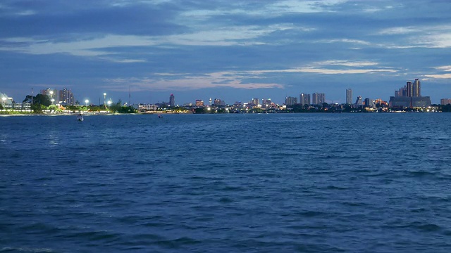 城市天际线的时间流逝，从白天到夜晚。视频素材