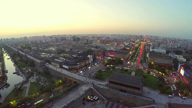 WS鸟瞰图古城墙南门和日落的城市景观/陕西西安，中国视频素材