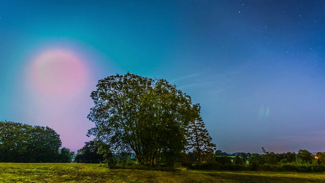 Llandrindod Wells的威尔士乡村景观星空和升起的月亮的时间流逝镜头。视频素材