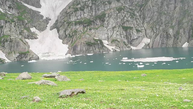 喜马拉雅山上的加德萨湖视频素材